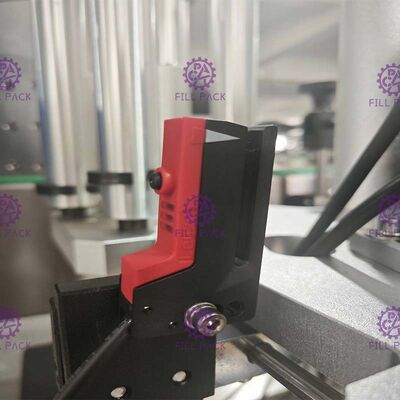 เครื่องติดฉลากสติกเกอร์กาวหัวเดียว 50BPM สำหรับขวดกลม