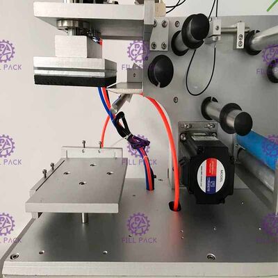 เครื่องปิดฉลากขวดทรงเหลี่ยม 2000BPH Jars กาวสติ๊กเกอร์กึ่งอัตโนมัติ