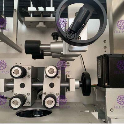 ดับเบิลขับรถสี่ใบที่ติดตั้งเครื่องติดฉลากขวดกับพานาโซนิคไดร์เวอร์