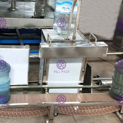 Barrel พลาสติก 5 แกลลอนน้ำเครื่องบรรจุอัตโนมัติหดอุปกรณ์บรรจุภัณฑ์