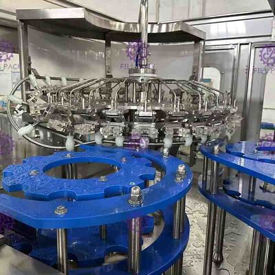 เครื่อง 10000BPH ไม่อัดลมพลาสติกน้ำ Bottling ด้วย CIP ทำความสะอาดหัว