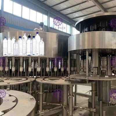 เครื่องบรรจุน้ำขวด PET Hygeian ยอดนิยมครอบคลุม 15000BPH การดำเนินงาน PLC 32 หัว