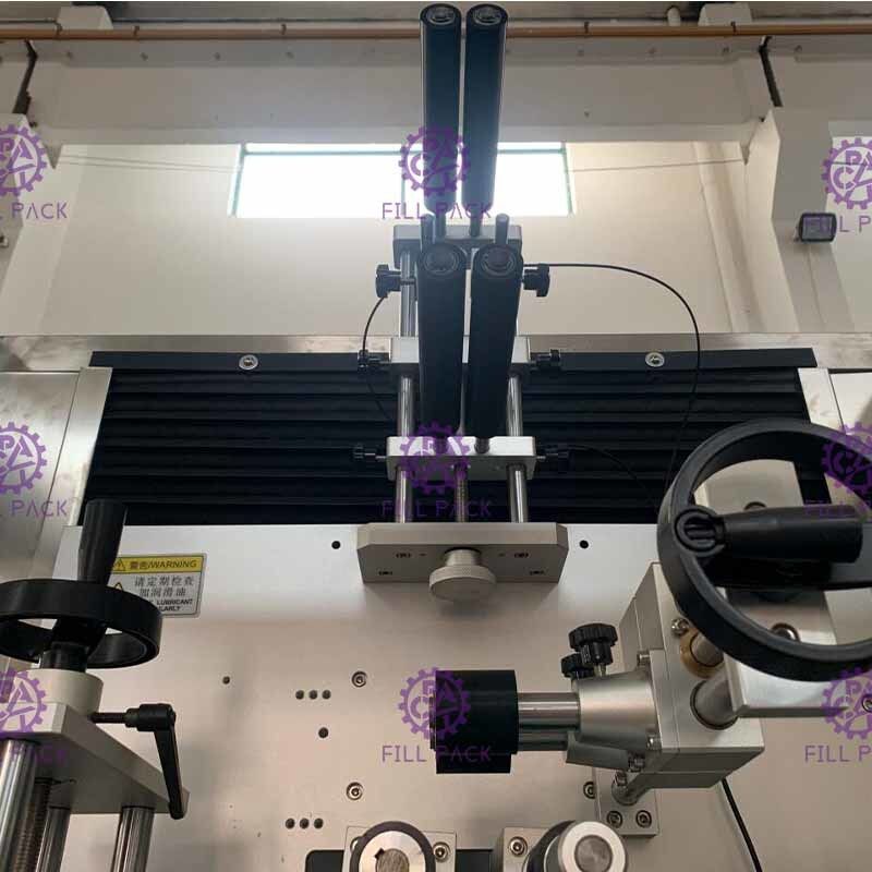 เครื่องติดฉลากอัตโนมัติสำหรับขวด PET 2 ลิตรและฝาขวด